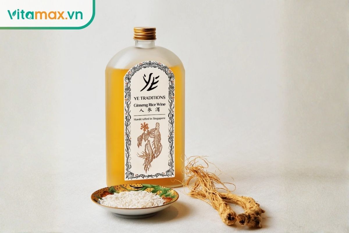 bình rượu trắng và củ nhân sâm Hàn Quốc dùng để ngâm ở nồng độ chuẩn