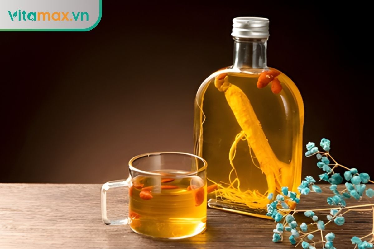 bình rượu nhân sâm vàng trong minh họa quá trình ethanol chiết xuất ginsenoside
