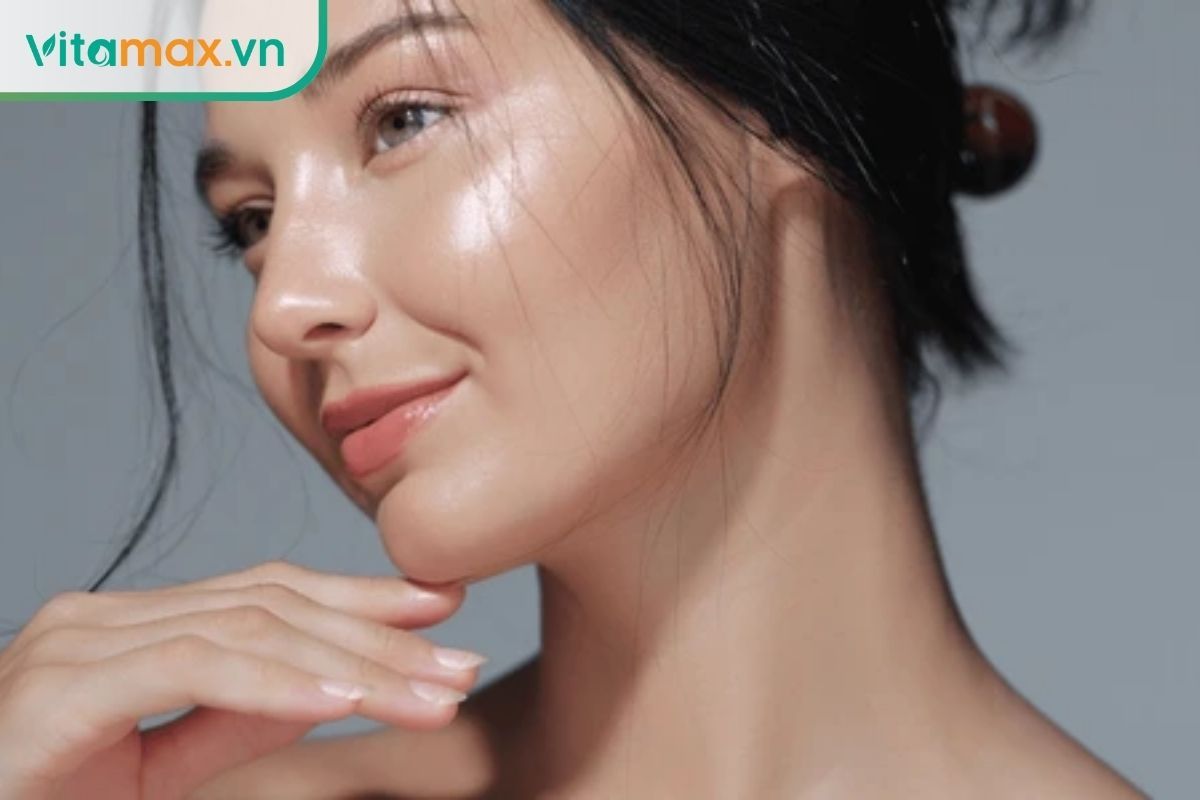 phụ nữ có làn da sáng khỏe nhờ tăng collagen tự nhiên từ nhân sâm đỏ