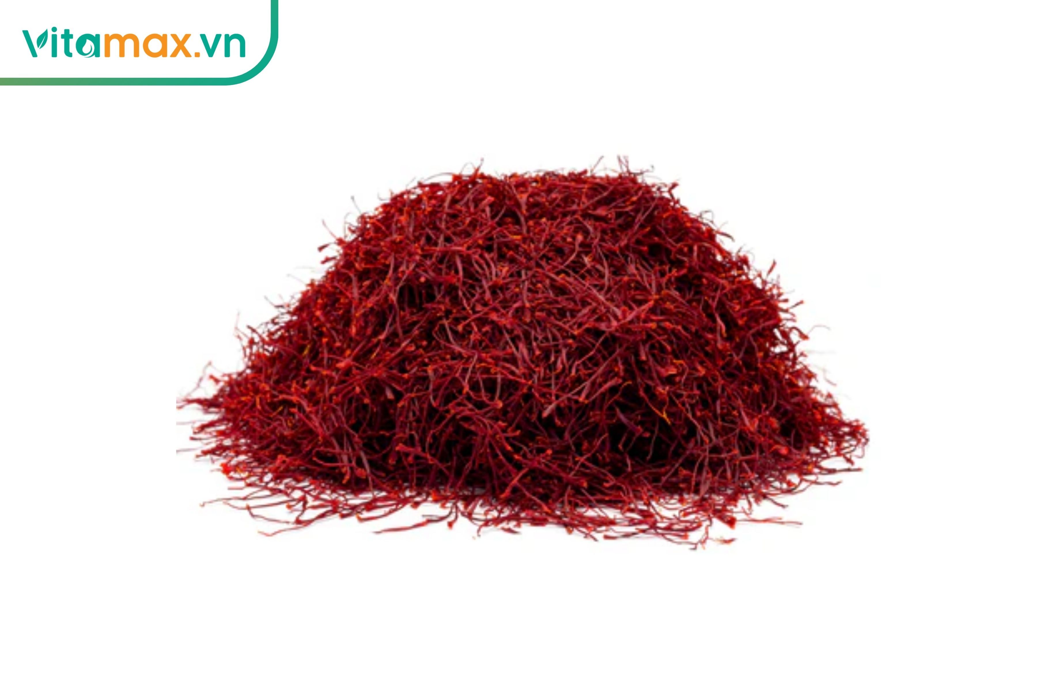 Sợi saffron Negin đỏ đậm có thể còn chấm chân vàng nhỏ, phù hợp minh họa lựa chọn uống hằng ngày.