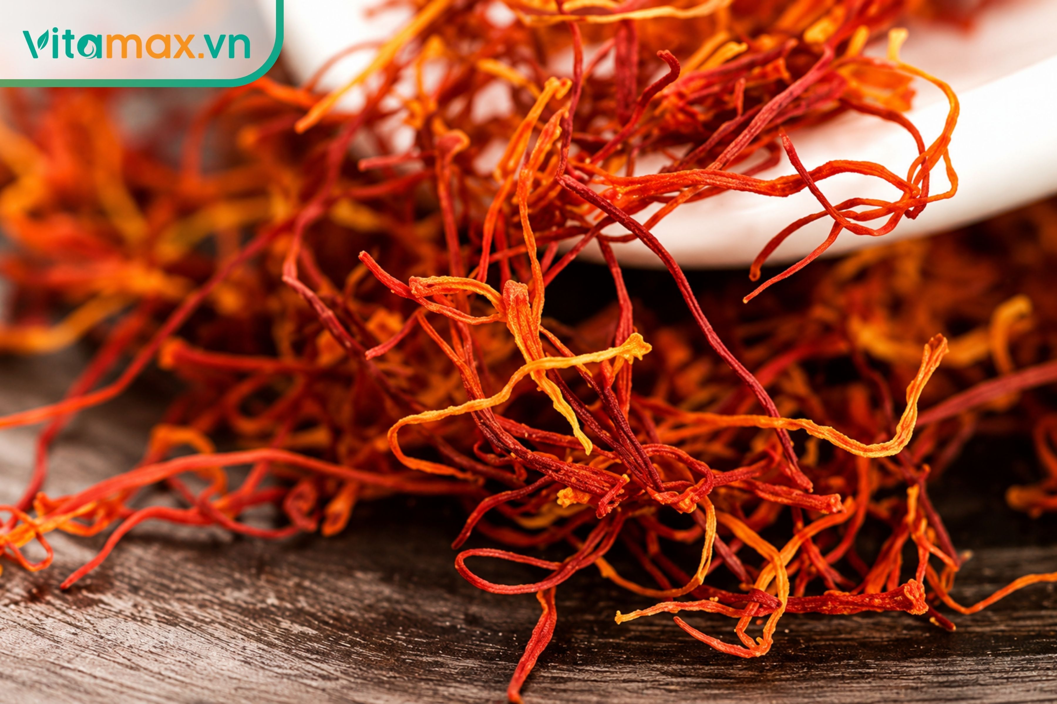 Sợi saffron Pushal có phần nhụy đỏ và chân vàng cam, minh họa loại nhụy hoa nghệ tây phổ thông.