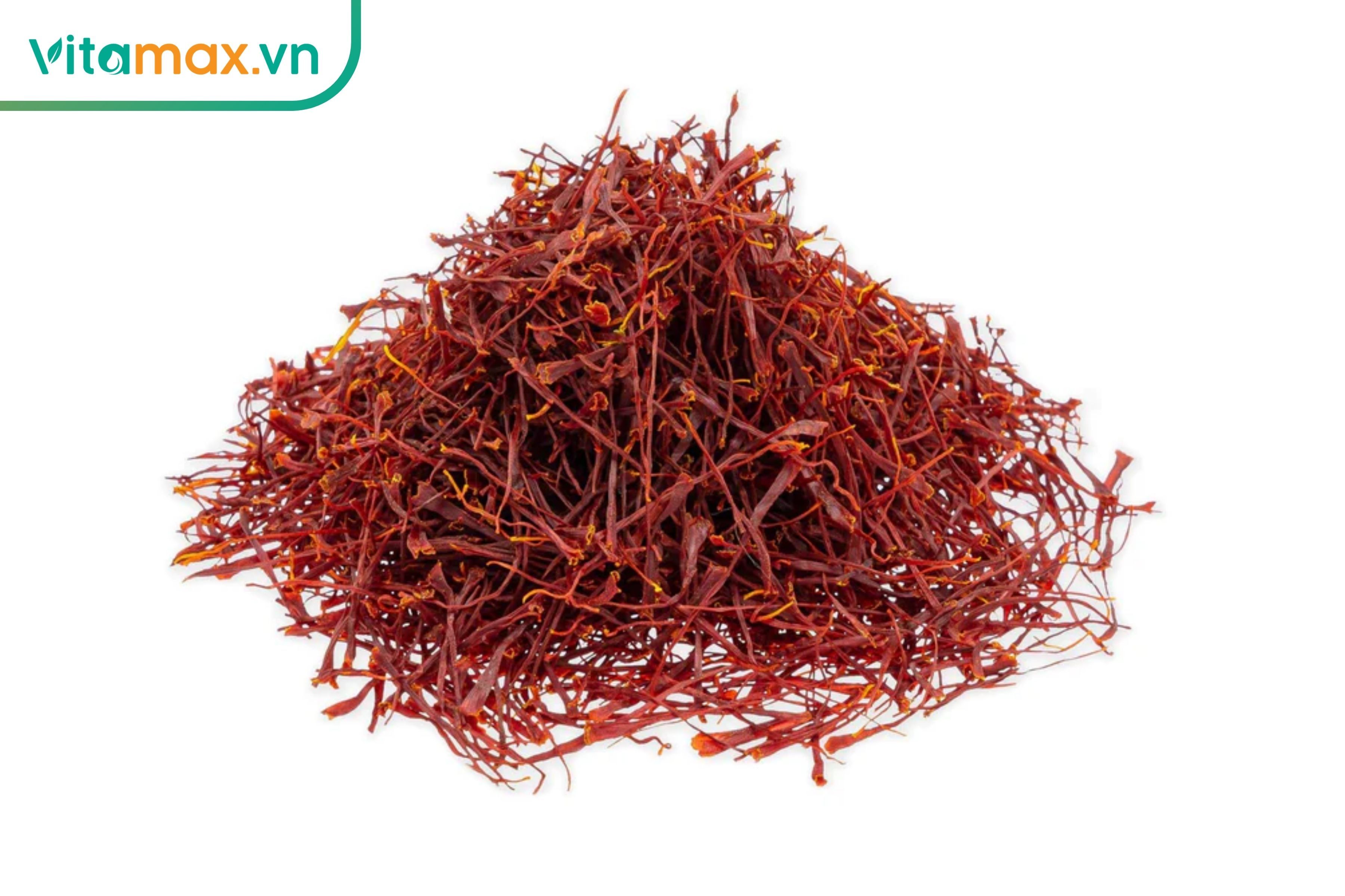 Saffron Sargol tạo màu vàng trong món ăn, minh họa khả năng tạo màu và hương vị của nhụy hoa nghệ tây.