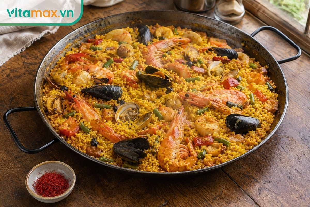 Món paella dùng saffron Tây Ban Nha với màu vàng tự nhiên, phù hợp minh họa ứng dụng saffron trong ẩm thực.