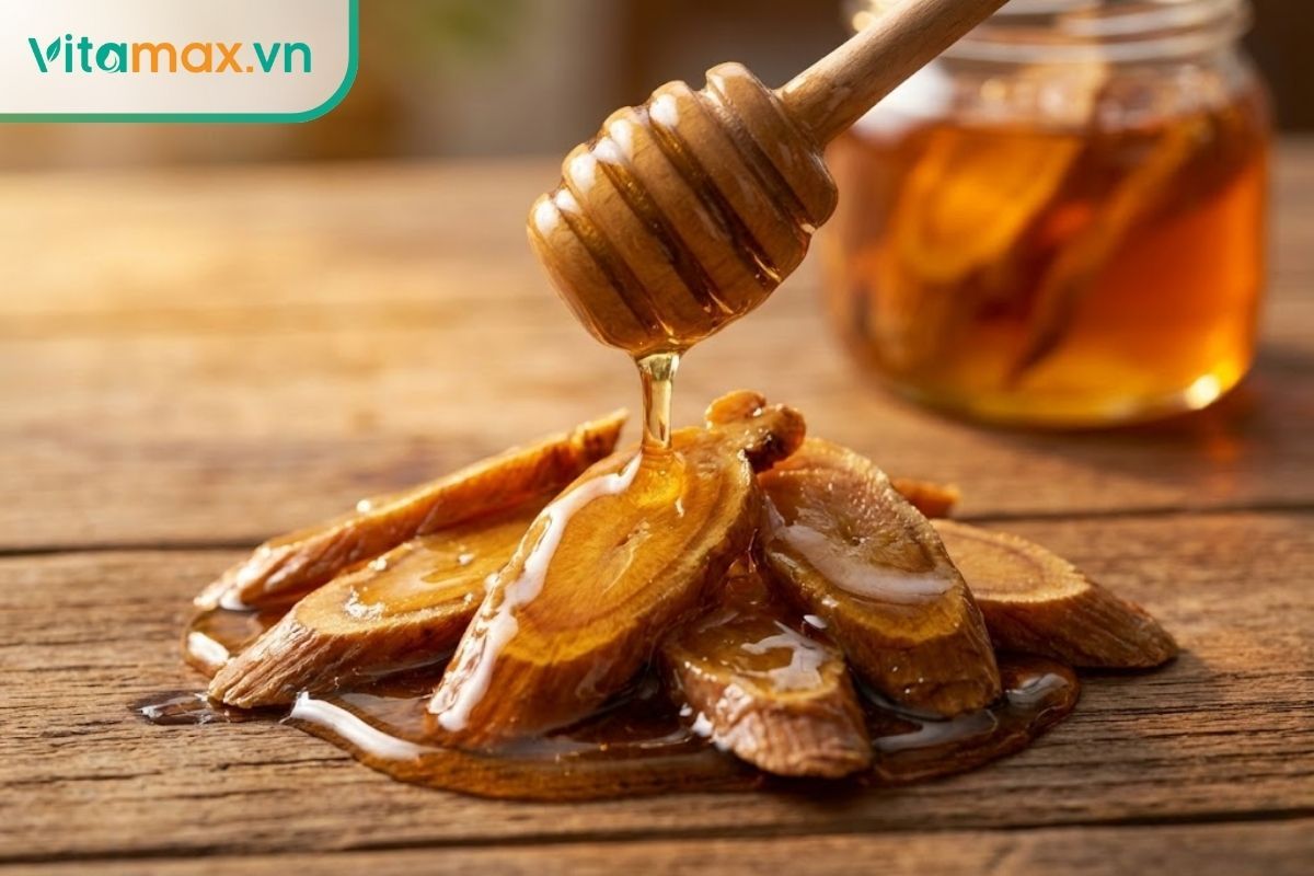 Hình ảnh sâm thái lát tẩm mật ong được bày trí đẹp mắt trên bàn gỗ.