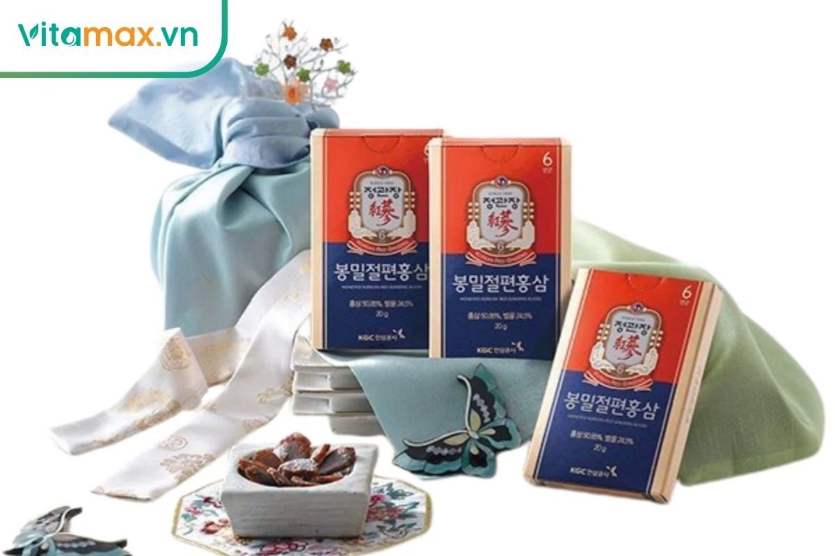 Những lát sâm tẩm mật ong bóng mượt, dẻo thơm được bày biện tinh tế trên đĩa sứ.