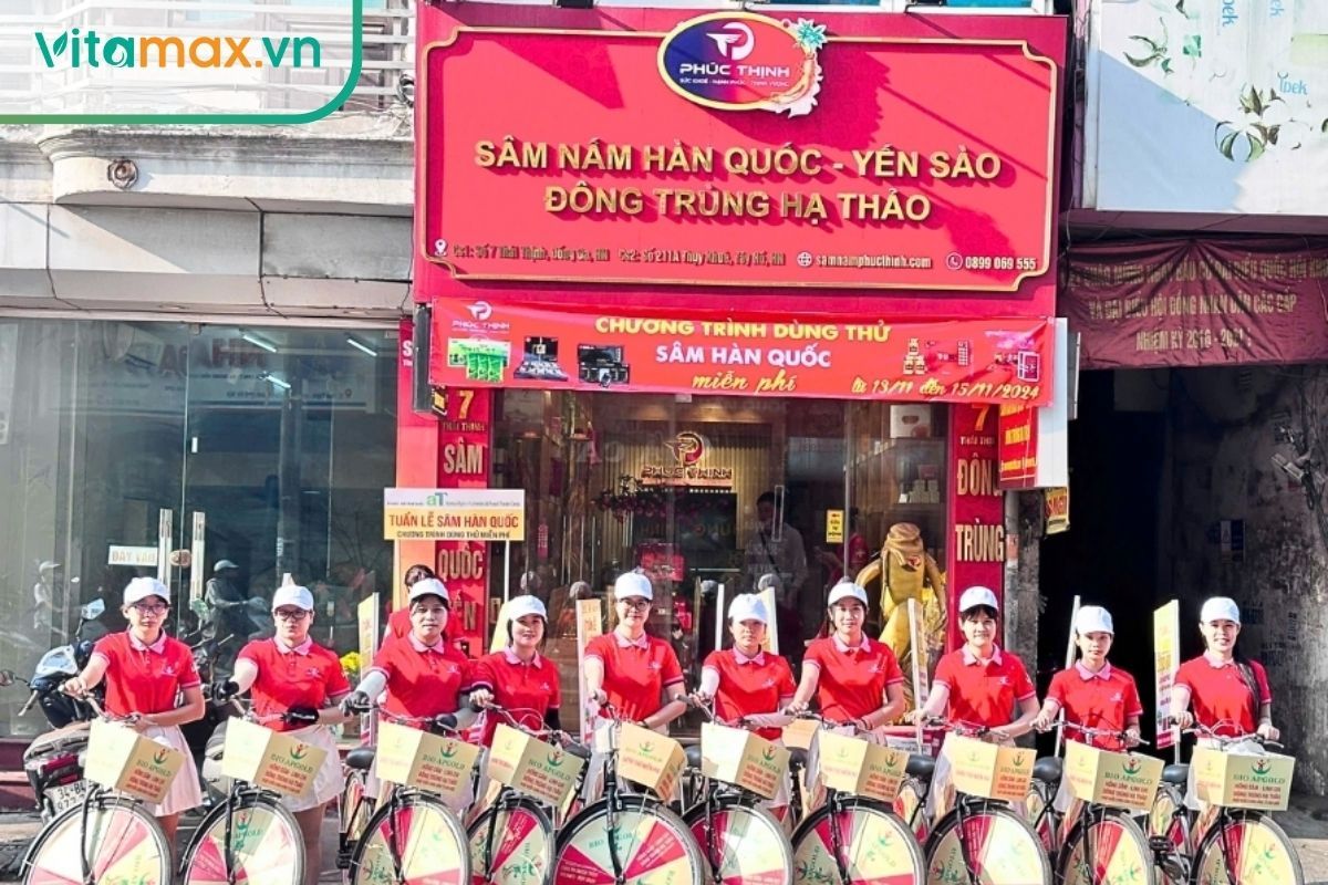 Đội ngũ nhân viên và cửa hàng Sâm nấm Phúc Thịnh tại Thái Thịnh, Hà Nội.