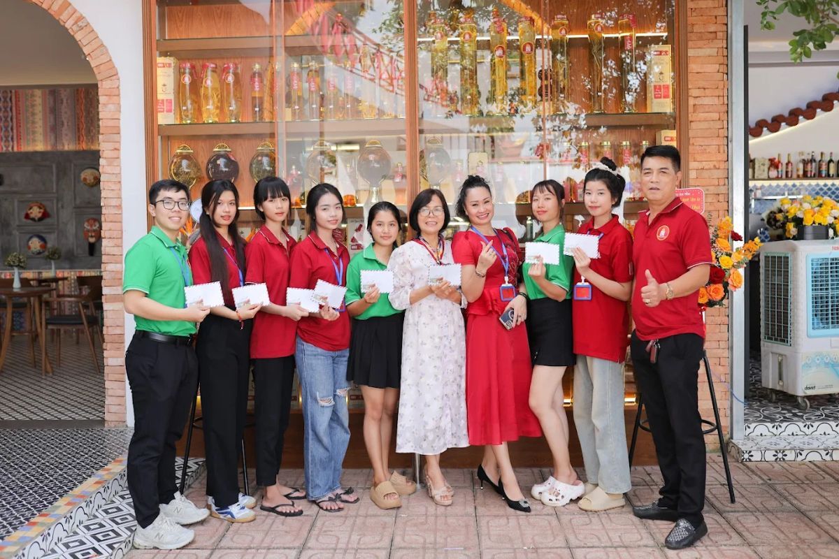 Mặt tiền khang trang của cửa hàng chuyên cung cấp sâm Ngọc Linh Bảo Ly Quảng Nam rực rỡ với các lẵng hoa tươi ngày khai trương.