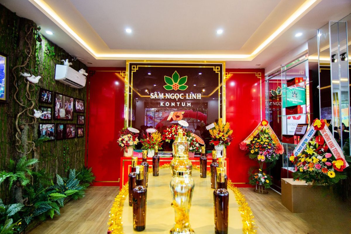 Không gian sang trọng bên trong showroom cửa hàng sâm Ngọc Linh K5 chính hãng với nhiều bình rượu sâm được trưng bày đẹp mắt.