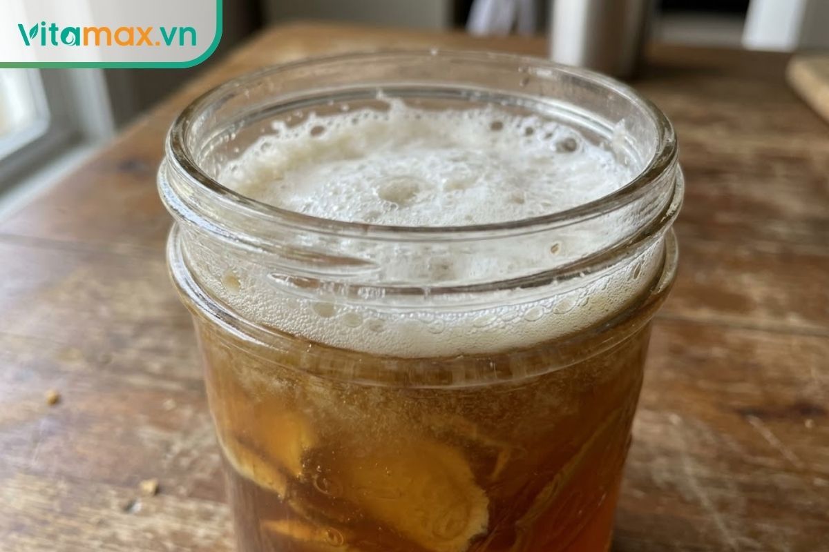 Bề mặt bình sâm Ngọc Linh ngâm mật ong xuất hiện lớp bọt trắng dày đặc do hiện tượng lên men và bảo quản sai cách.