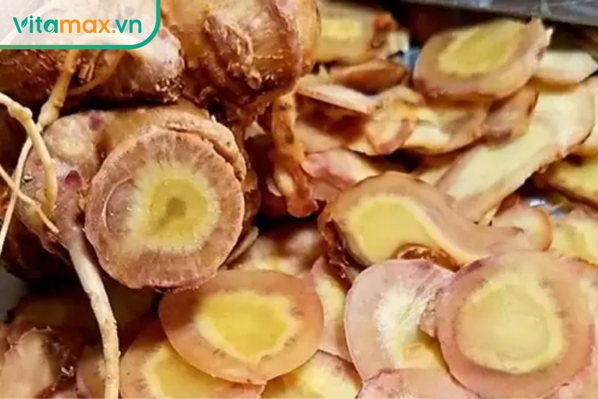 cân cảnh sâm ngọc linh đã được thái lát mỏng để giúp ngấm mật nhanh hơn 