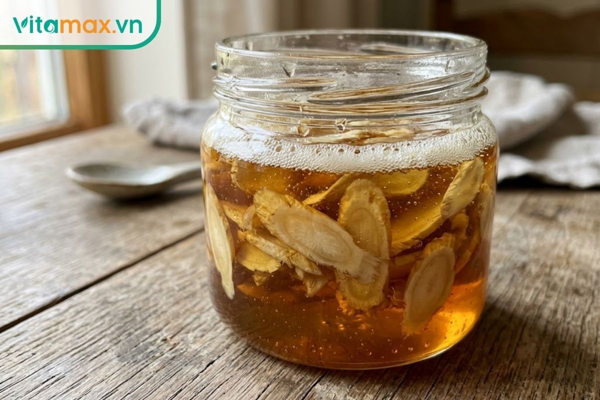 Cận cảnh hũ sâm tươi ngâm mật ong bị nổi lớp bọt trắng mịn trên bề mặt, màu mật vẫn trong.
