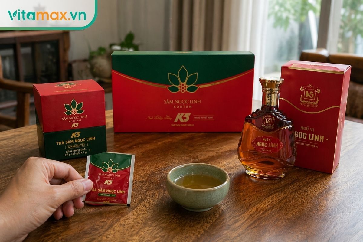 Ảnh đời thường bộ sản phẩm trà sâm Ngọc Linh và quà tặng chăm sóc sức khỏe được bày trên bàn gỗ trong bối cảnh sử dụng thực tế.