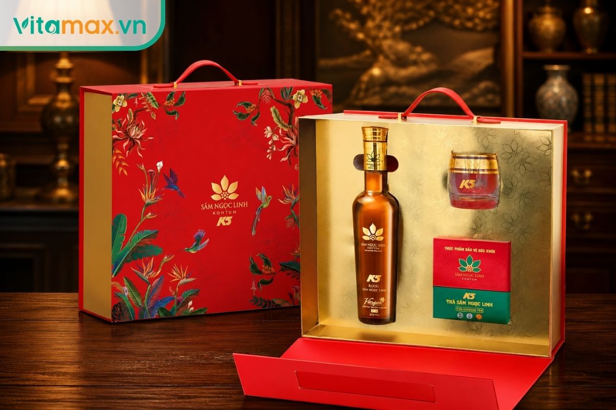 Một hộp quà tặng chăm sóc sức khỏe cao cấp mở nắp, bên trong lót nhung chứa các lọ thủy tinh đựng trà sâm và tinh chất sâm, đặt trang trọng trên bàn gỗ.