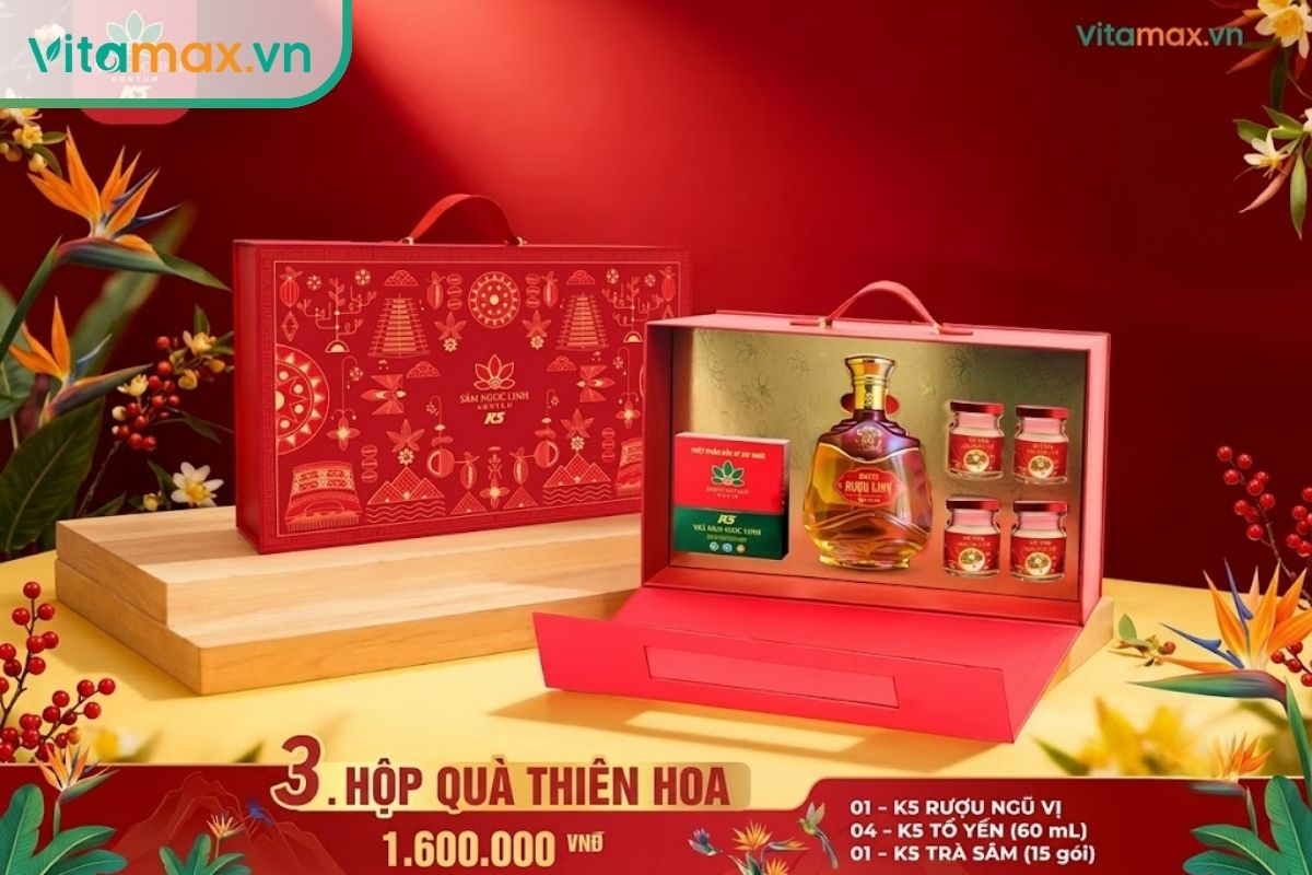 Set quà tặng Sâm Ngọc Linh Thiên Hoa của Vitamax màu đỏ sang trọng, gồm chai rượu sâm K5, 4 lọ tổ yến và 1 hộp trà sâm, hiển thị giá 1.600.000 vnđ.