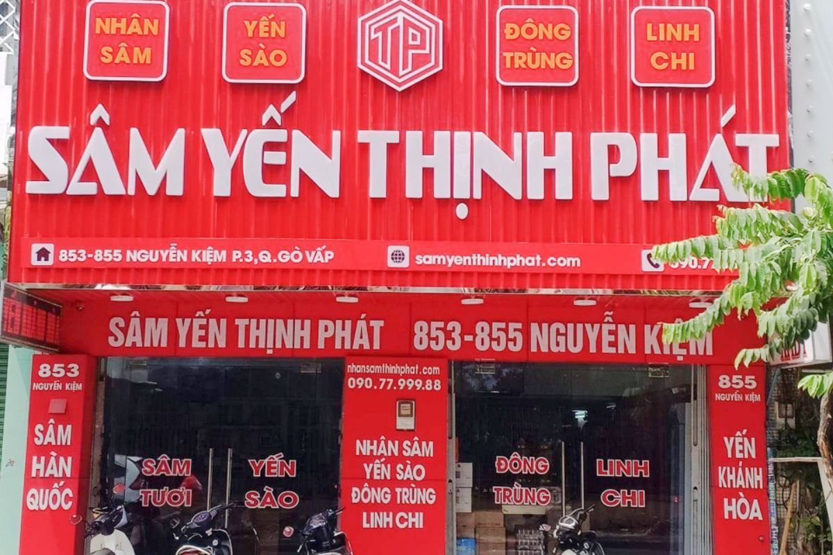 Bảng hiệu lớn màu đỏ của showroom Sâm Yến Thịnh Phát tại Gò Vấp chuyên sâm, yến, đông trùng hạ thảo.