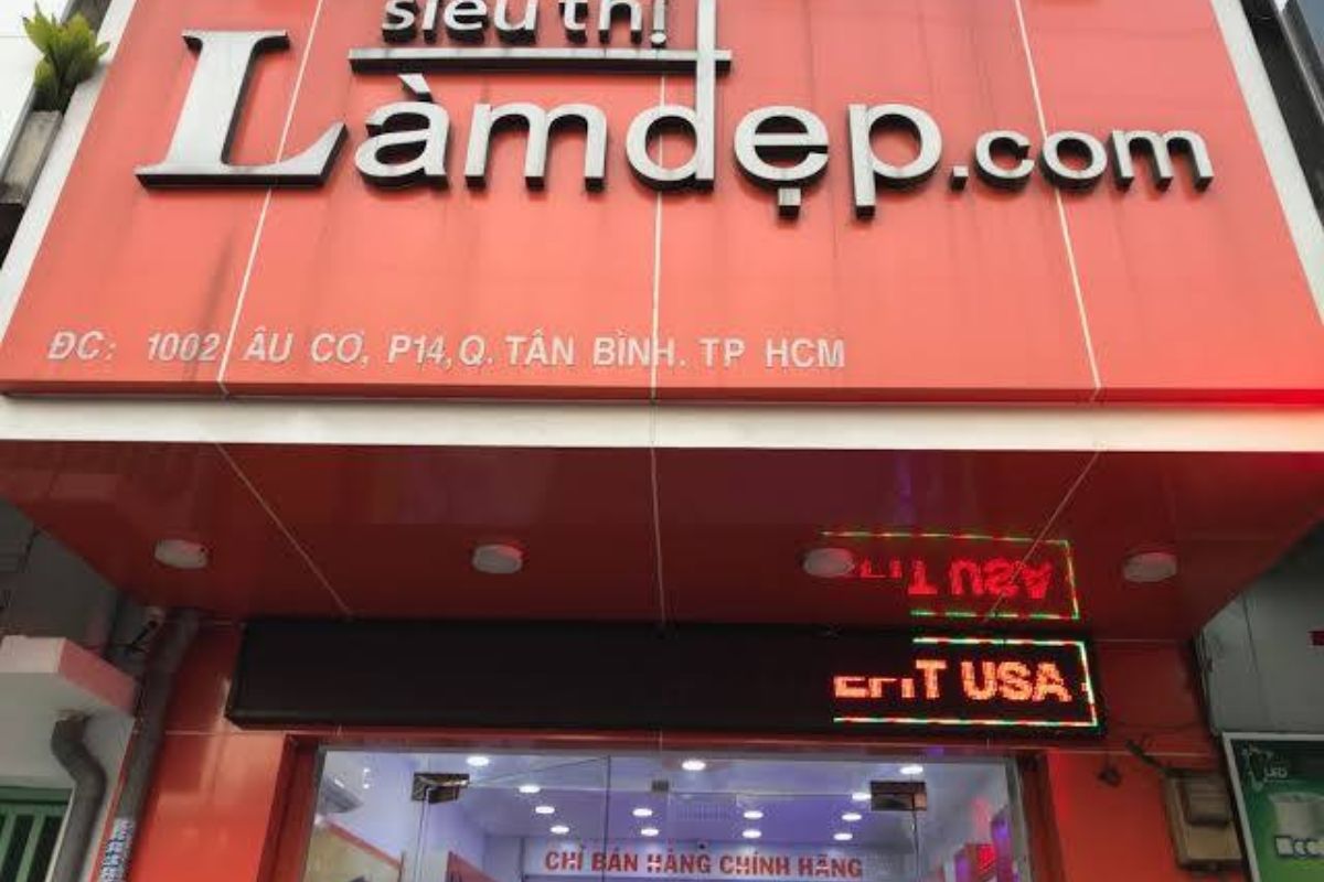 Mặt tiền cửa hàng Siêu Thị Làm Đẹp tại 1002 Âu Cơ với bảng hiệu màu đỏ