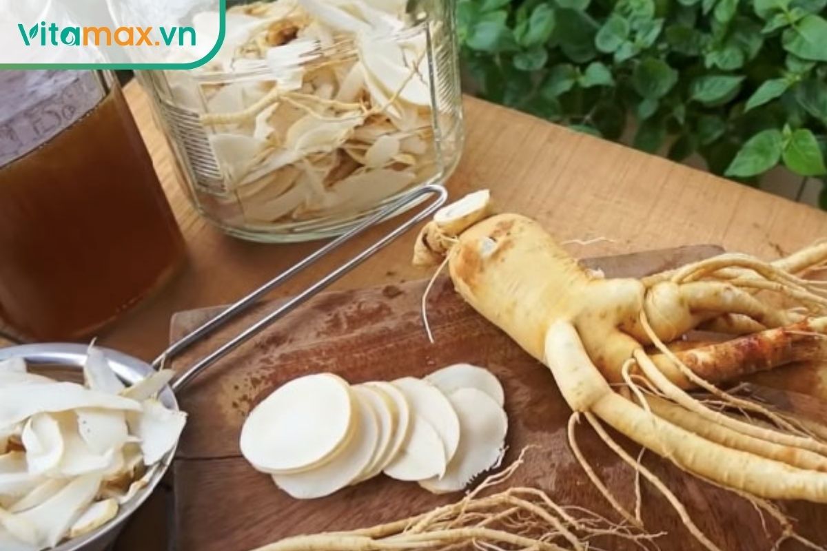 nhân sâm được cắt lát 2–3mm để sơ chế trước khi ngâm rượu mật ong