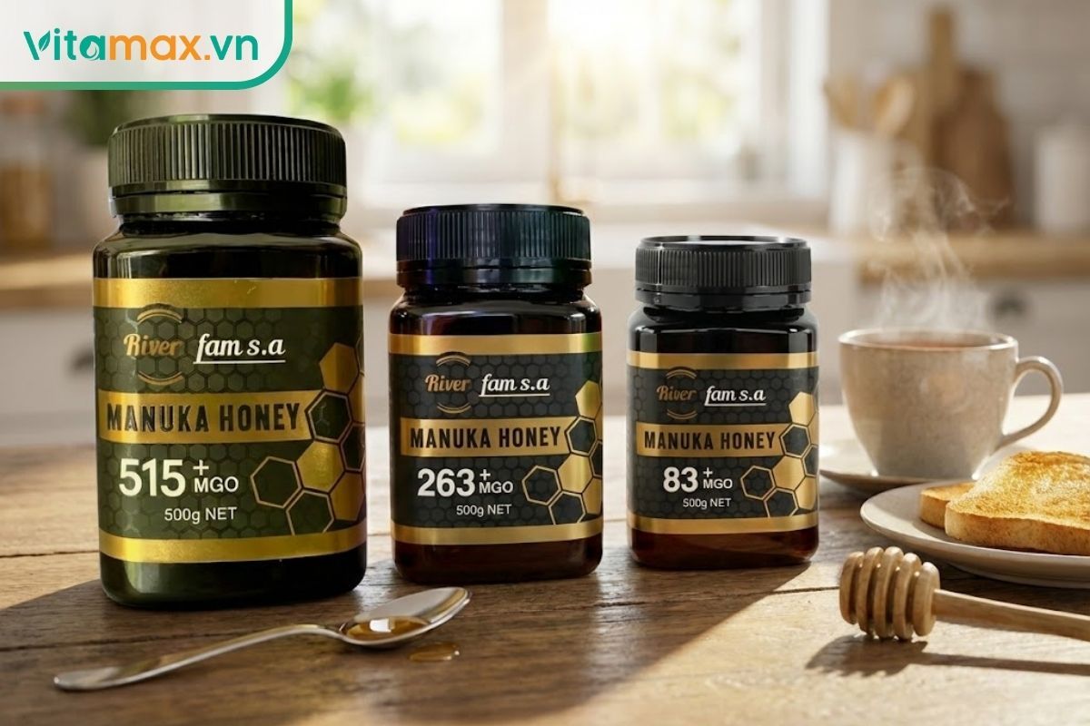 Ba hũ mật ong Manuka xếp hàng ngang: hũ nhãn vàng MGO 515+ cao cấp nhất, bên cạnh là hai hũ nhãn đen MGO 263+ và 83+ dòng phổ thông.