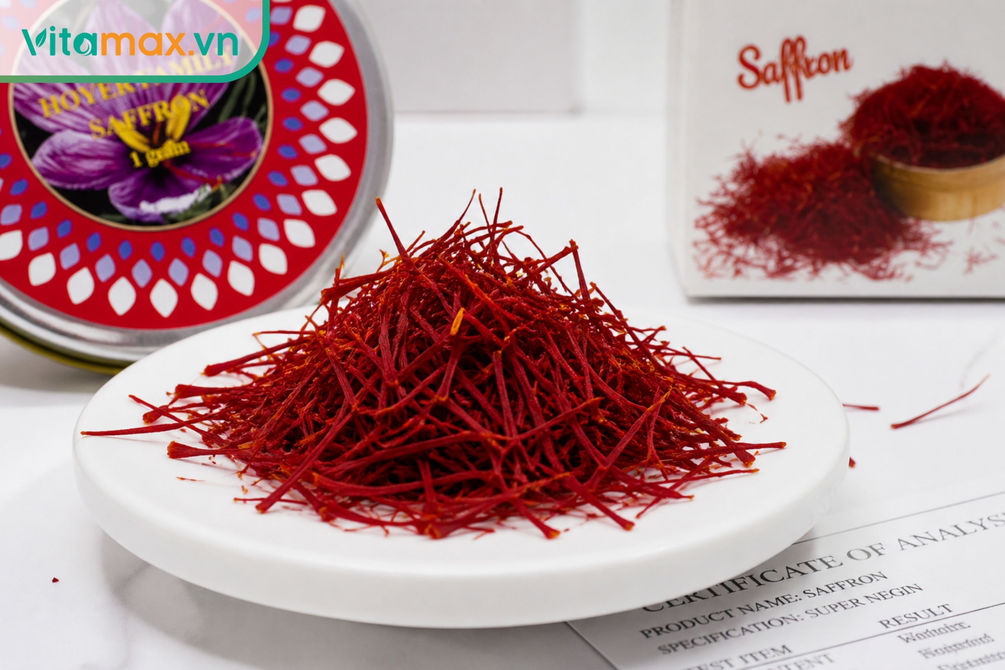 Cận cảnh sợi saffron Super Negin chính hãng chuẩn ISO với đặc điểm sợi to, đỏ sẫm và không có chân vàng.