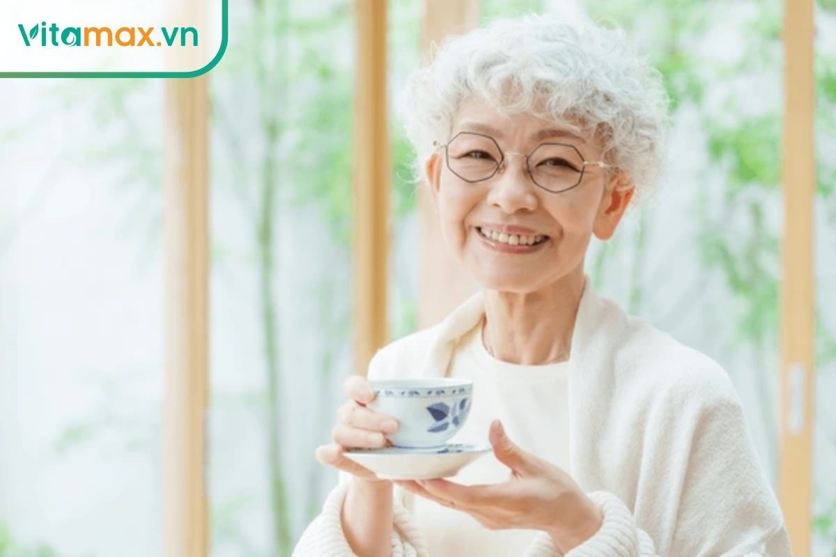 phụ nữ châu Á uống trà lá sâm để tăng cường sức khỏe