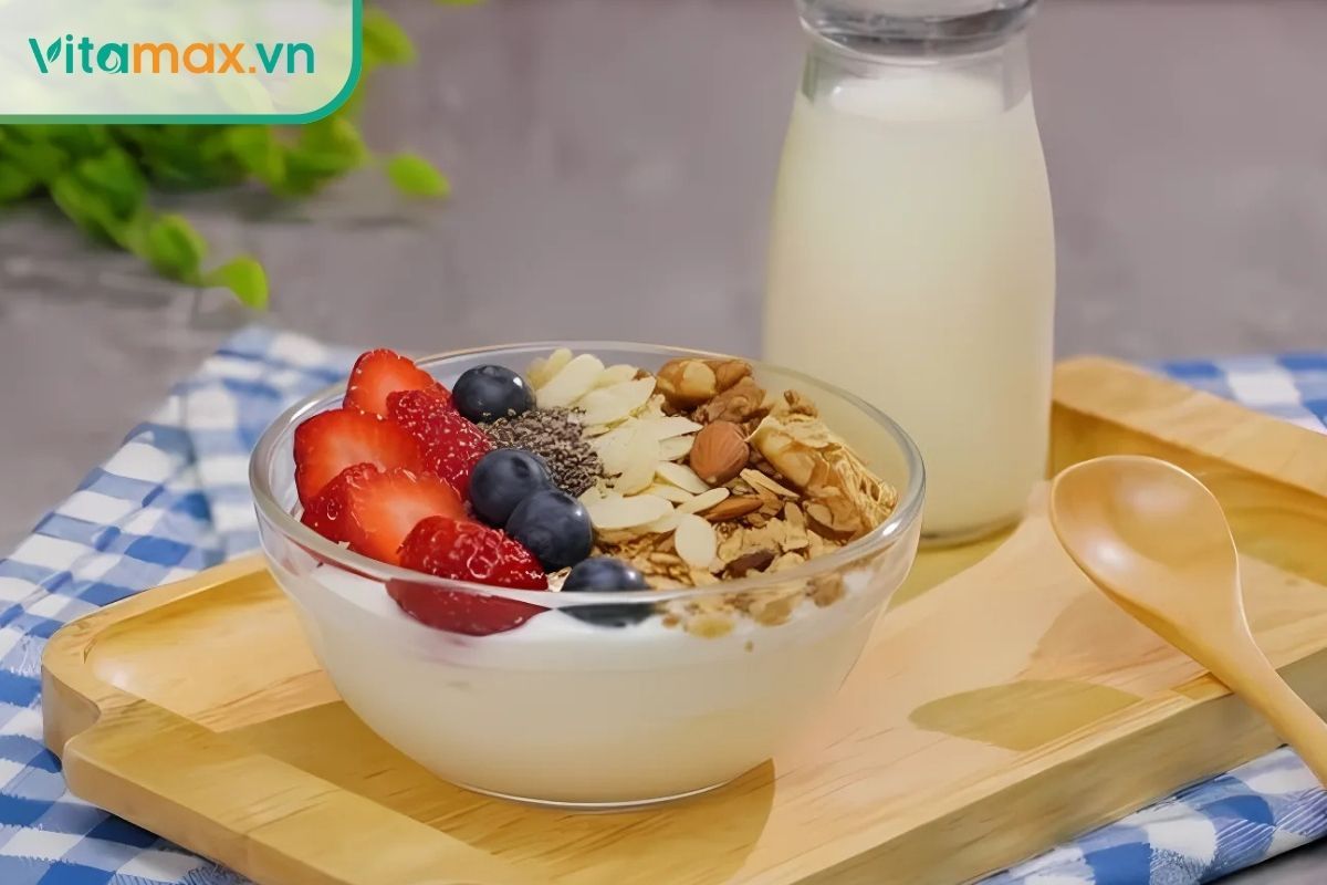 Một ly sữa chua uống probiotic bổ sung lợi khuẩn, giúp tăng cường sức đề kháng đường ruột cho người lớn.