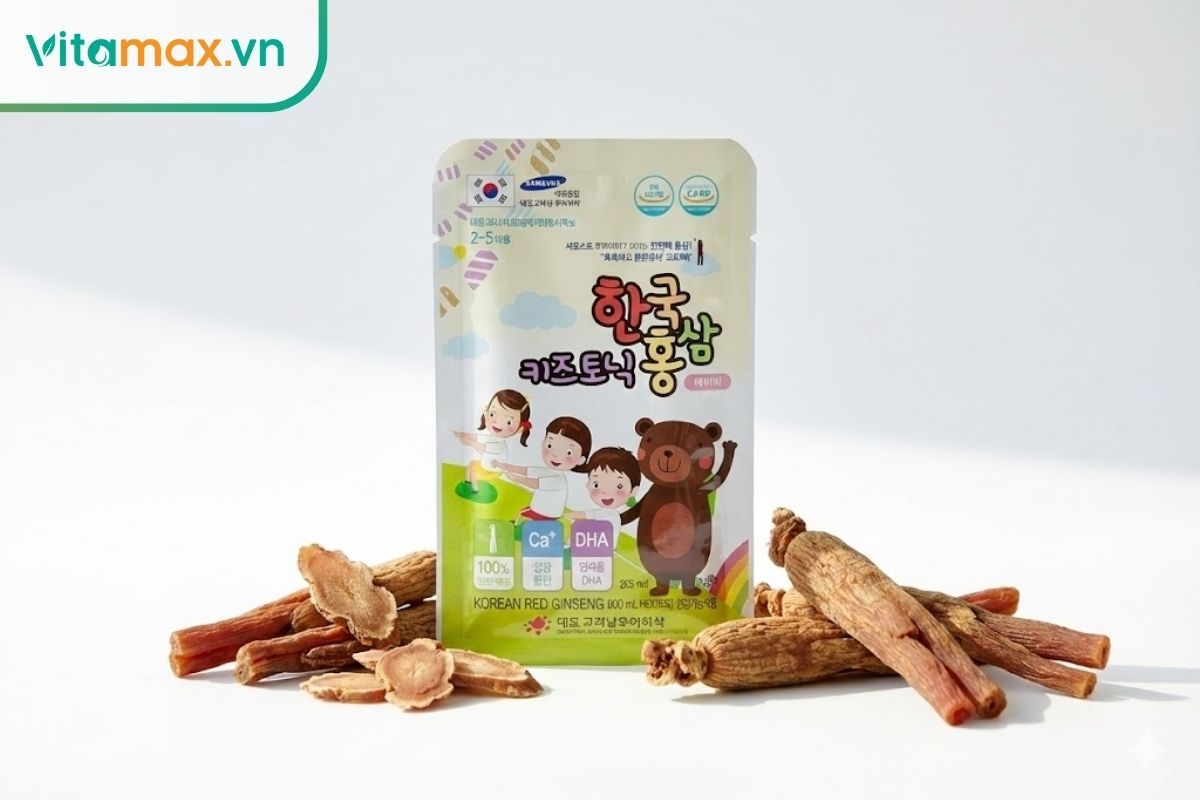 sản phẩm hồng sâm nước chuyên biệt cho trẻ em và củ hồng sâm Hàn Quốc trên nền sáng