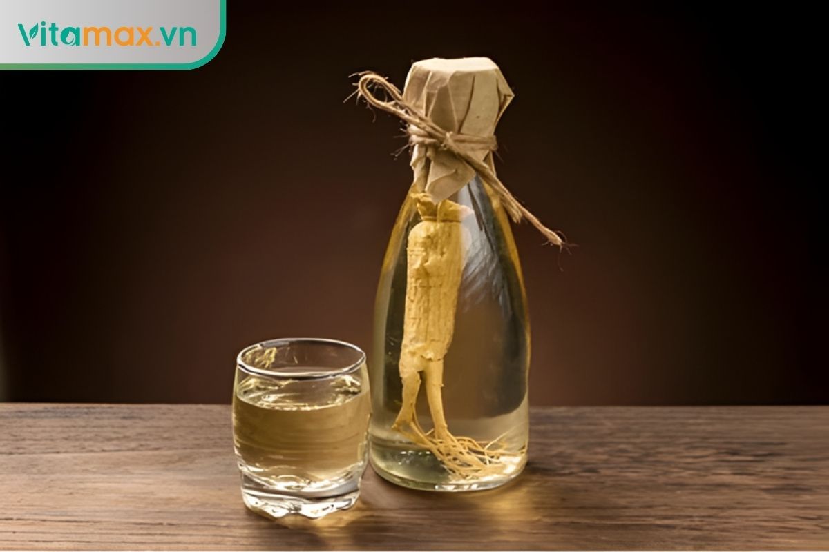 người đàn ông trung niên khỏe mạnh chạy bộ buổi sáng sau khi dùng rượu sâm