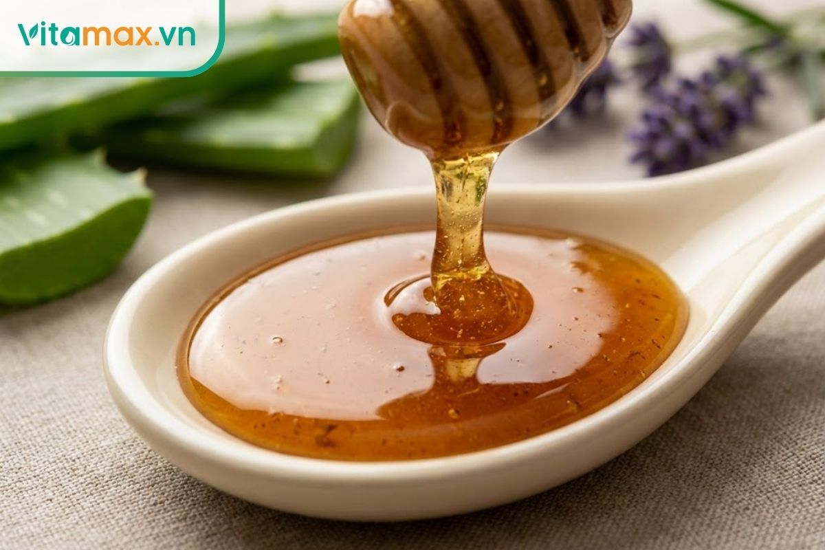 Người phụ nữ sử dụng thìa mật ong Manuka để tăng cường hệ miễn dịch và giảm đau họng.