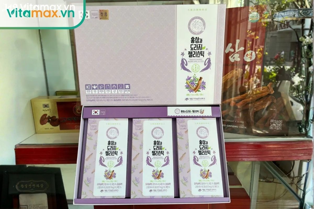 Gói thạch hồng sâm (stick) đã xé miệng, để lộ lớp thạch dẻo màu nâu đỏ hấp dẫn.