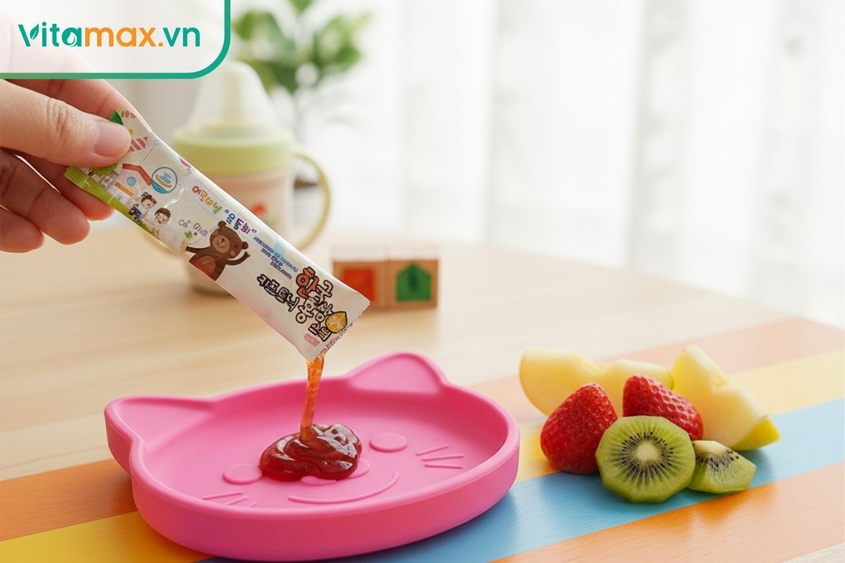 Sản phẩm thạch hồng sâm trẻ em Daedong được trình bày cùng trái cây tươi, một lựa chọn bổ sung dinh dưỡng thân thiện và an toàn cho bé.