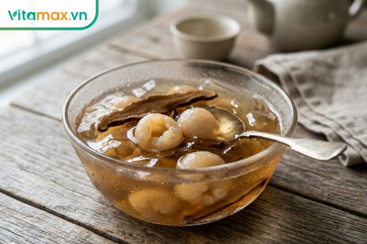 Thạch nấm linh chi long nhãn trong bát thủy tinh, màu hổ phách trong nhẹ, dùng lạnh như một món tráng miệng.