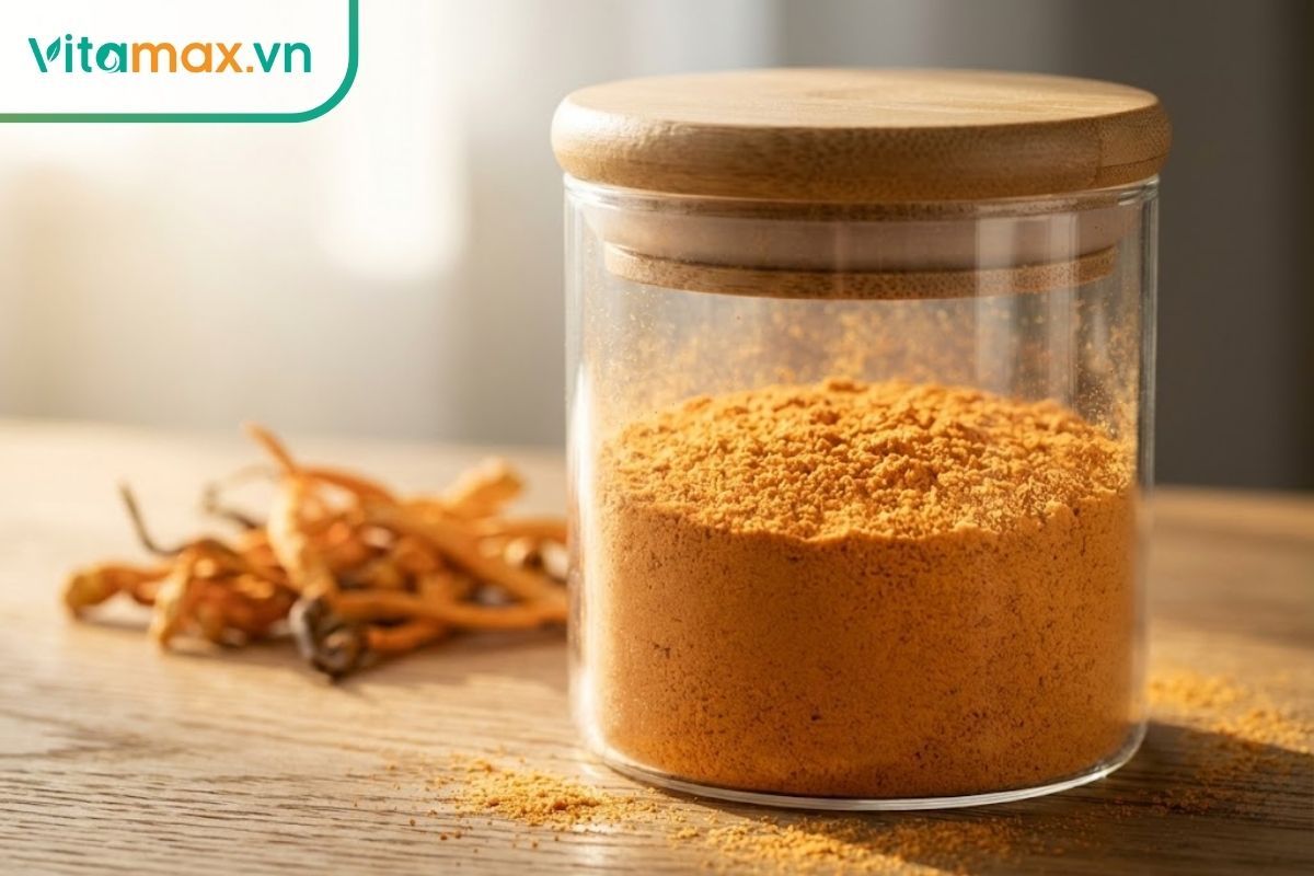 Bột đông trùng hạ thảo màu vàng cam nguyên chất đựng trong hũ thủy tinh cao cấp, hỗ trợ bồi bổ sức khỏe.
