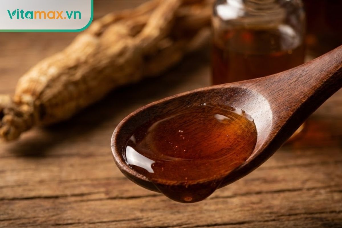 thìa gỗ chứa tinh chất thiên sâm cô đặc màu vàng nâu óng ánh, minh họa hàm lượng dược tính cao