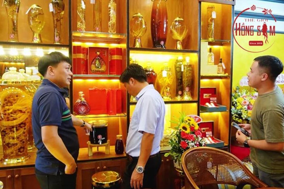 Khách hàng tham quan và được tư vấn tại showroom Thế Giới Hồng Sâm với tủ trưng bày sản phẩm