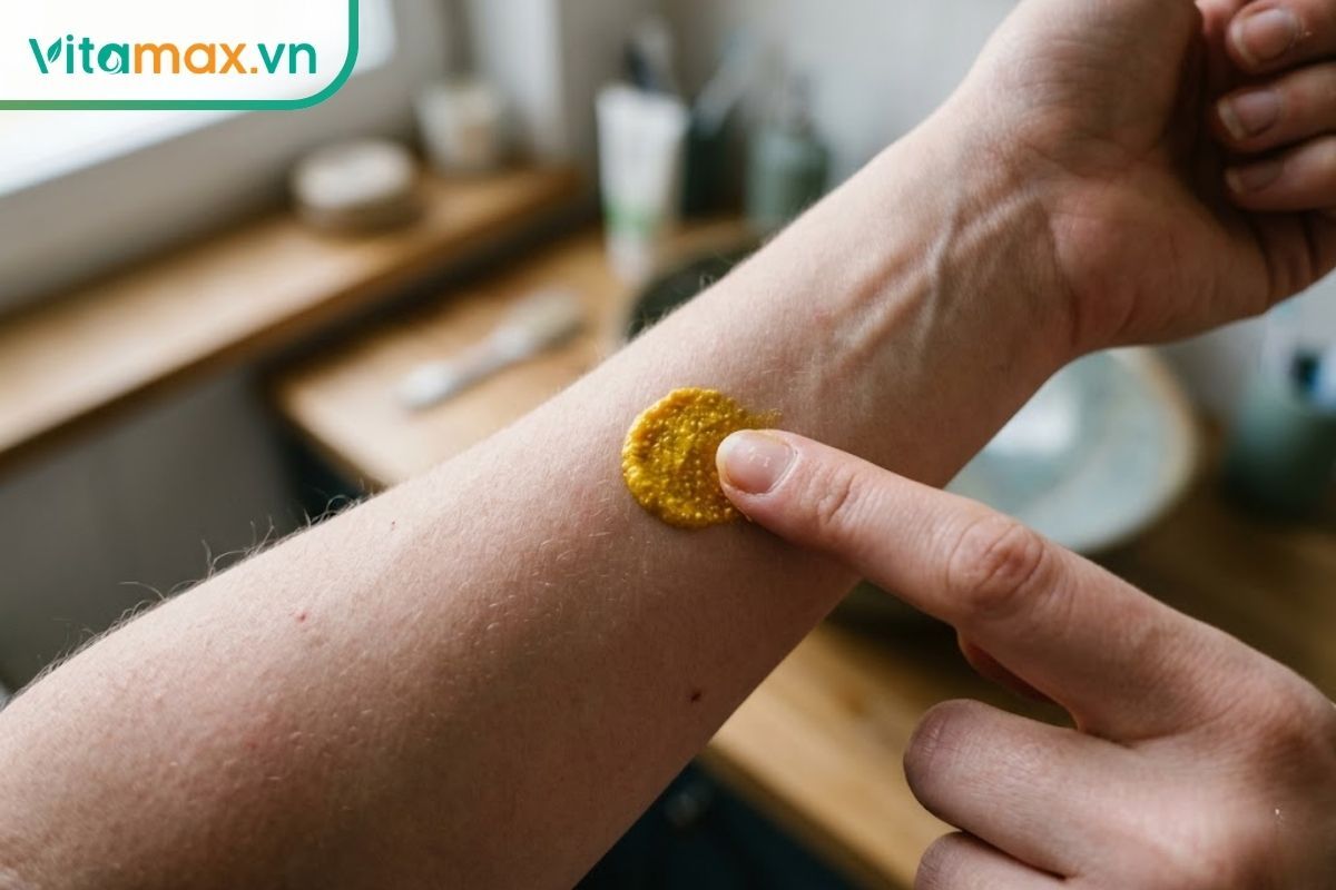 Một người phụ nữ đang dùng ngón tay thoa một lượng nhỏ mặt nạ saffron lên mặt trong cổ tay để kiểm tra kích ứng trước khi dùng cho mặt.