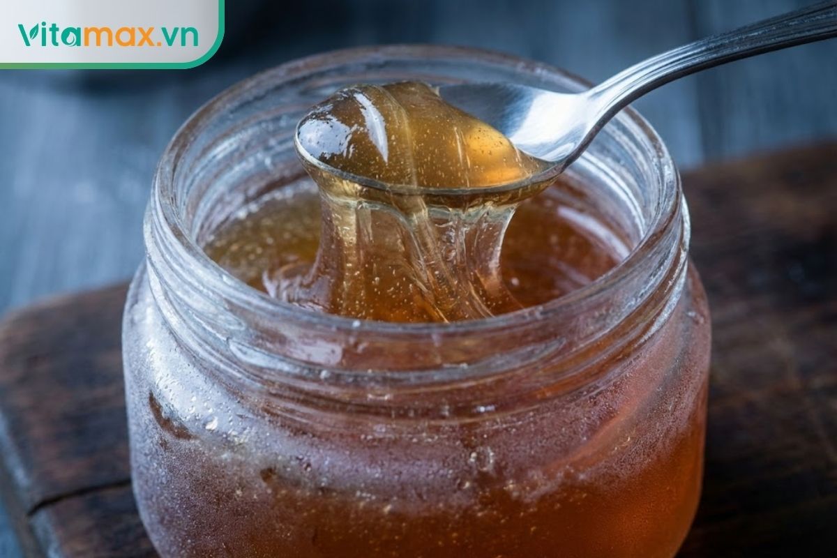 Trạng thái dẻo quánh như mạch nha của mật ong rừng nguyên chất sau 24 giờ thử trong ngăn đá tủ lạnh.