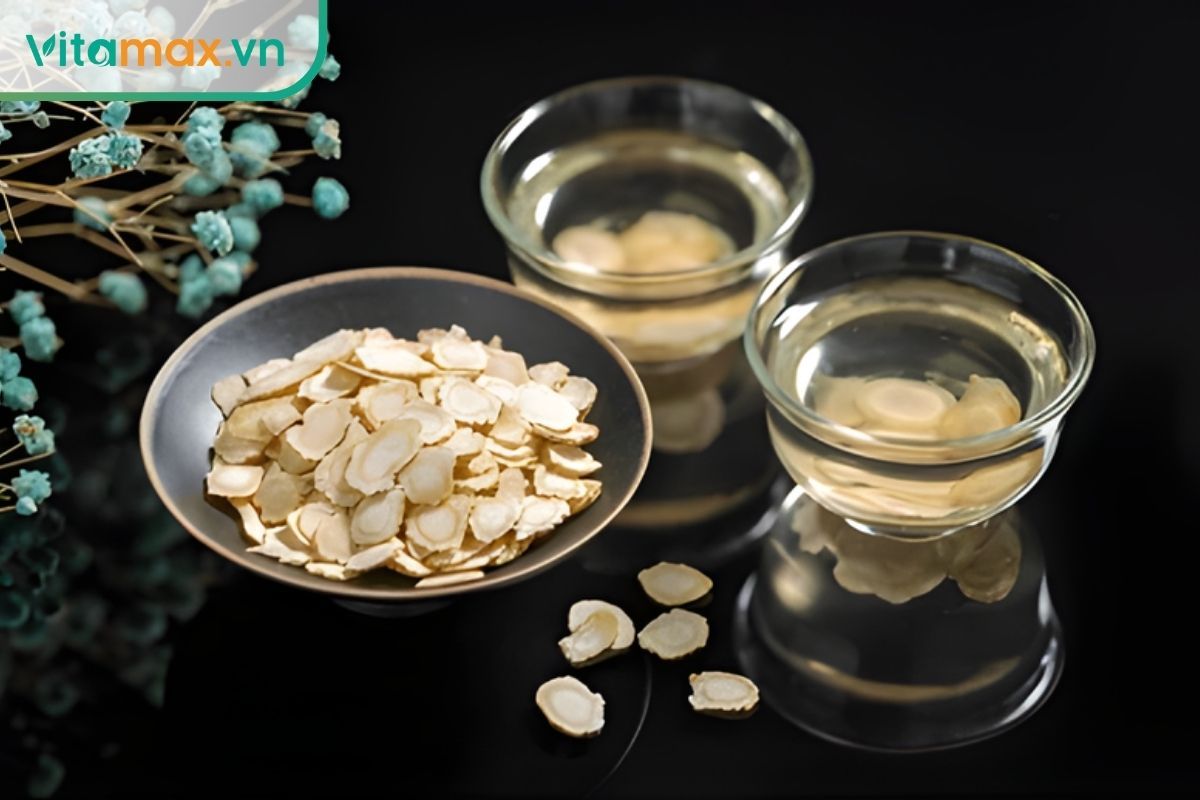 ngâm lát sâm trong nước ấm để kiểm tra nhựa sâm và mùi thơm tự nhiên
