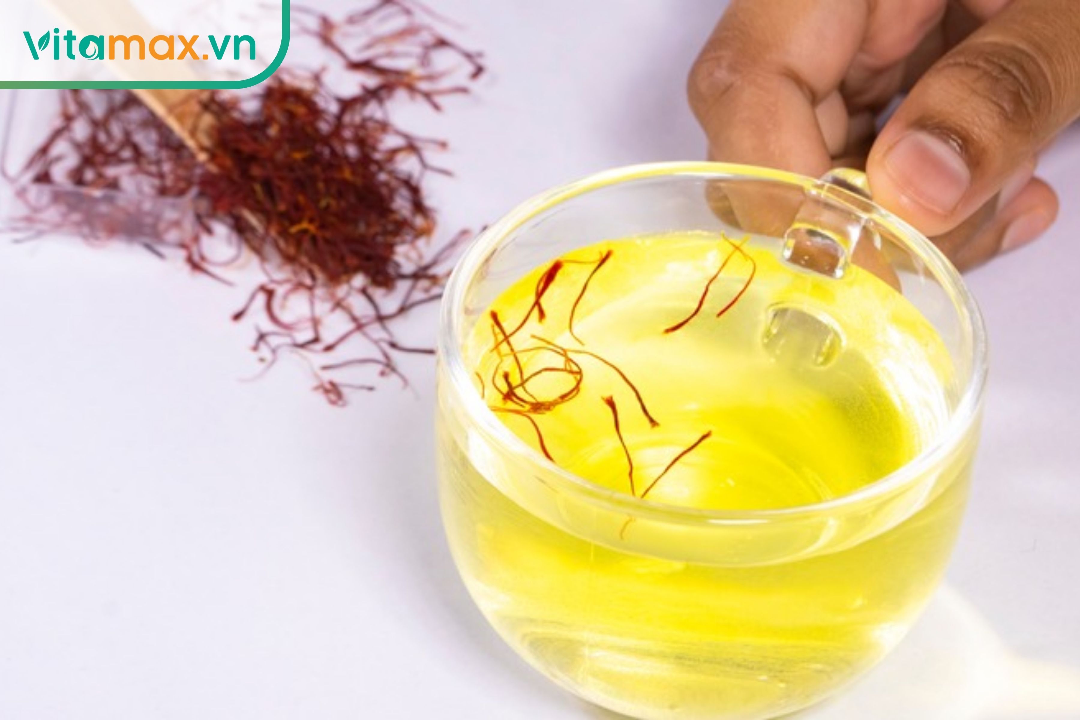 Sợi saffron trong nước ấm đang ra màu vàng từ từ, minh họa cách thử nhụy hoa nghệ tây thật giả.
