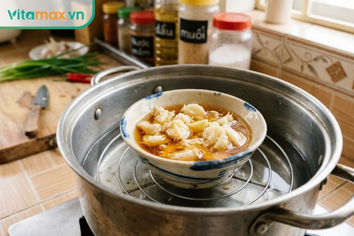 Bát nhỏ chứa tỏi đập dập trộn mật ong chuẩn bị mang đi hấp cách thủy cho bé.