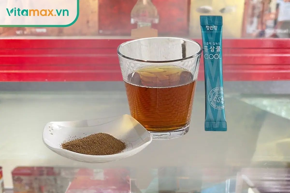 Ly trà hồng sâm hòa tan nóng hổi, màu vàng nâu cánh gián nhẹ nhàng.