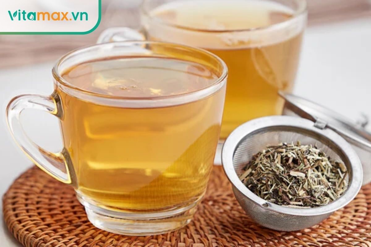 pha trà lá sâm Hàn Quốc với nước nóng để giữ nguyên hàm lượng hoạt chất