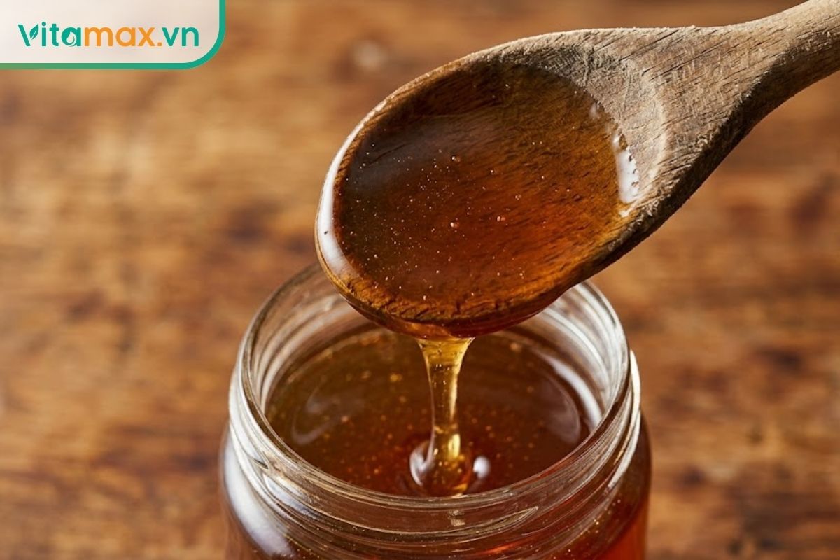 Cận cảnh chất lượng mật ong nguyên chất đặc sánh được múc bằng thìa gỗ, nguyên liệu chính giúp bôi trơn niêm mạc và trị ngủ ngáy tại nhà.