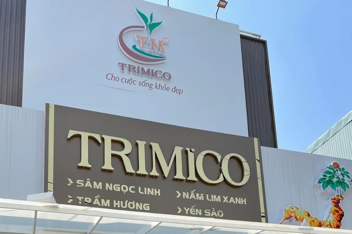 Bảng hiệu nổi bật ngoài trời của trung tâm phân phối thương hiệu sâm Ngọc Linh Trimico Quảng Nam chuyên các dòng dược liệu cao cấp.