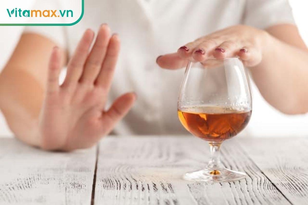 người đặt tay từ chối ly rượu, biểu tượng cảnh báo không nên uống rượu sâm ở tuổi vị thành niên
