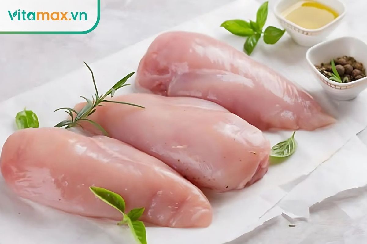 Ức gà không da là nguồn protein sạch giúp hỗ trợ quá trình tái tạo tế bào gan.