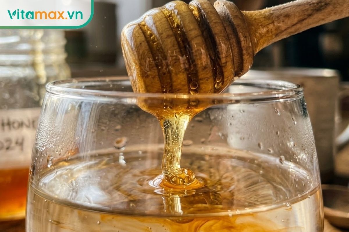 Uống mật ong nguyên chất với lượng vừa phải thường không gây tình trạng nổi mụn trứng cá.