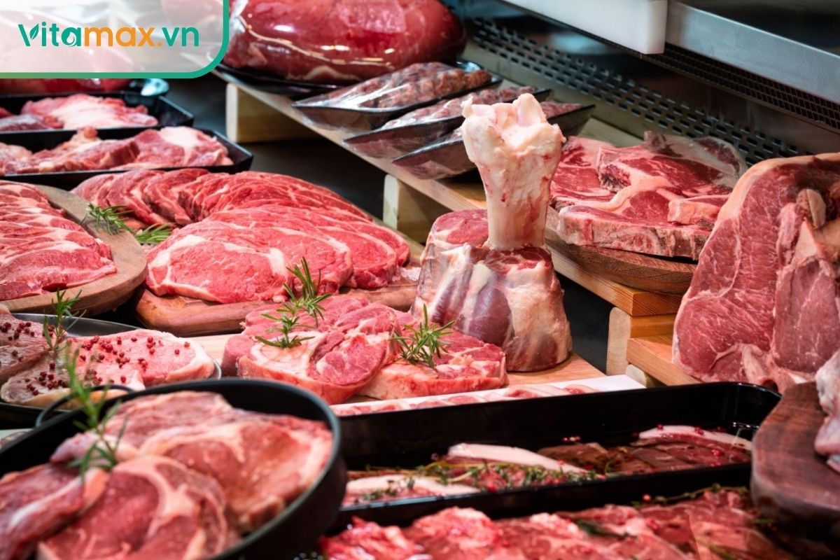 Việc tiêu thụ nhiều thịt đỏ và chất béo chuyển hóa (trans-fat) từ đồ chiên rán có thể làm tăng gánh nặng cho gan và thận.