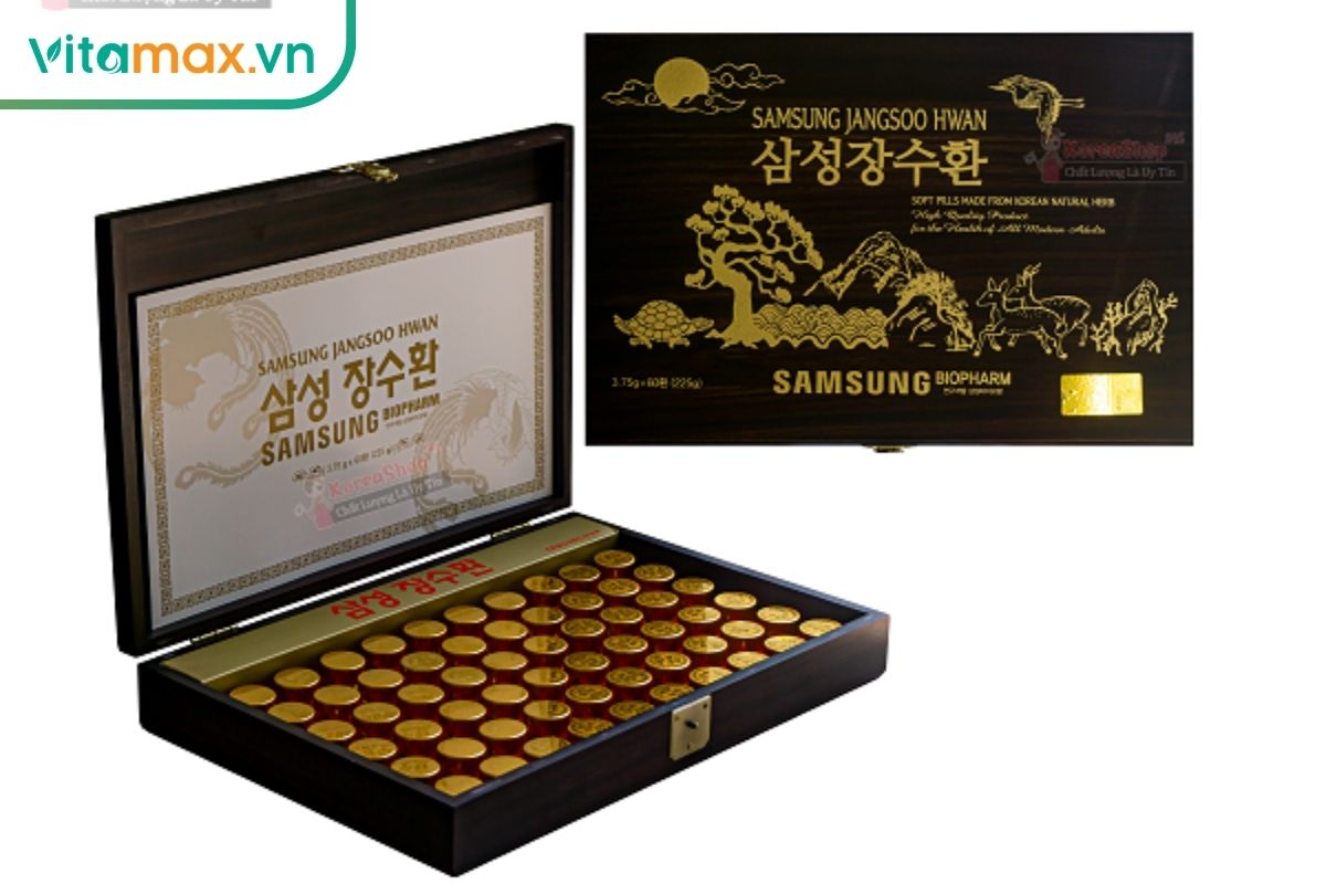 Hộp gỗ Samsung JangSoo Hwan Bio Pharm mở nắp, bên trong xếp nhiều viên hoàn bọc vàng, cạnh hộp có hoa văn màu vàng.