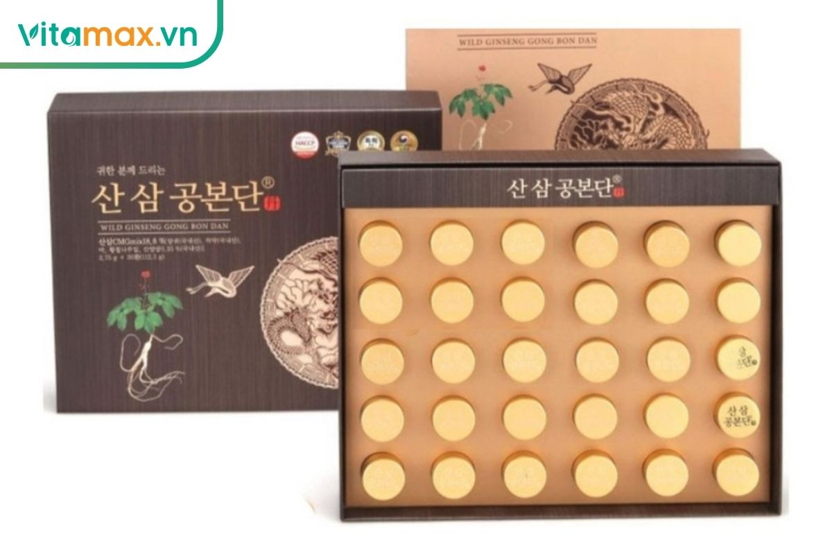 Bộ sản phẩm Wild Ginseng Gong Bon Dan gồm bao bì màu nâu và khay đựng 30 viên hoàn màu vàng, được bố trí trên nền trắng.