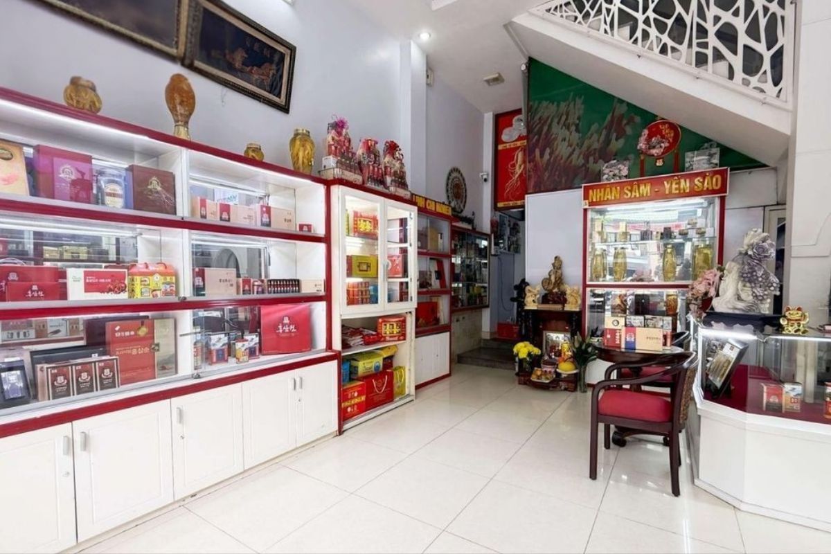 bên trong cửa hàng vitamax trưng bày đa dạng các loại hồng sâm và yến sào